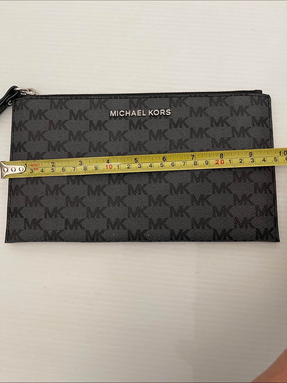 MICHEAL KORS JET SET ZIP CLUTCH/ WRISTLET IN BLACK GREY WOMENS SIZE L - Picture 14 of 16